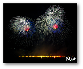 Fireworks photograph title=\Photograph © 2017 Mylene Salvas
